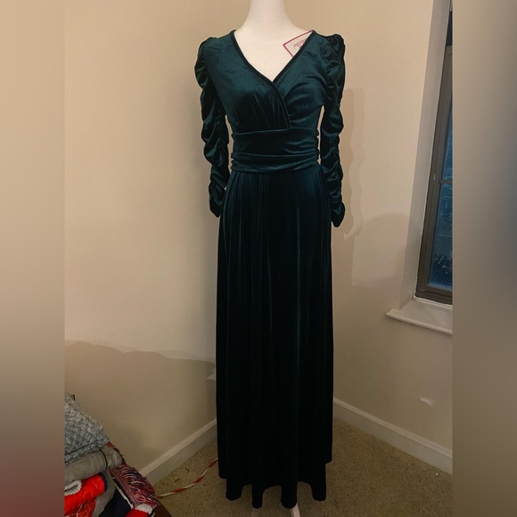 NWT Dark Green Velvet Maxi Dress - Size Small (4/6) - Picture 2 of 9